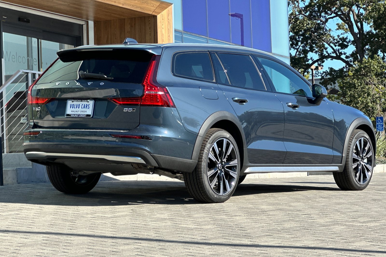 2025 Volvo V60 Cross Country B5 photo 2