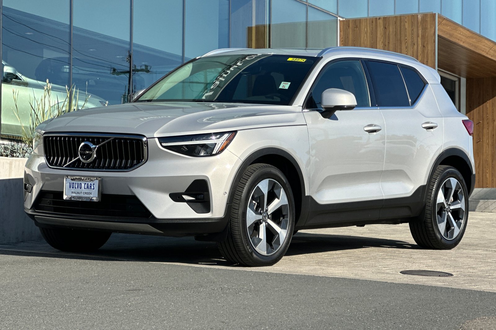 2025 Volvo XC40 B5 Plus Bright Theme photo 3