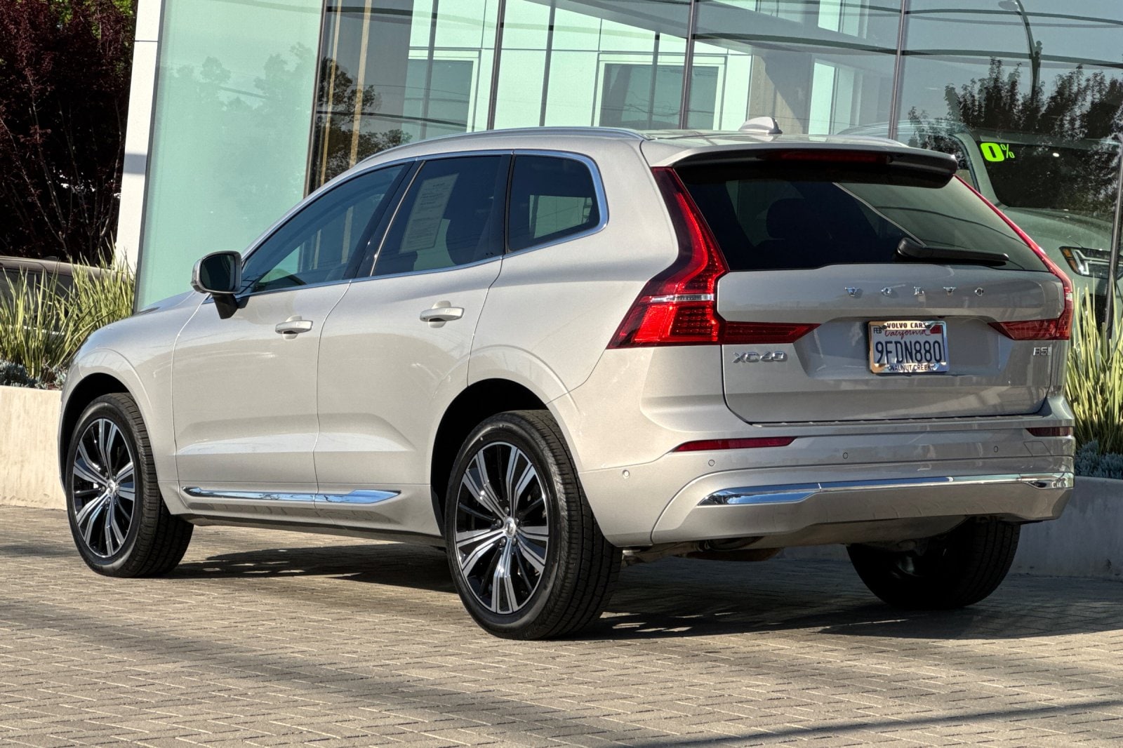 2023 Volvo XC60 B5 FWD Ultimate Bright photo 5