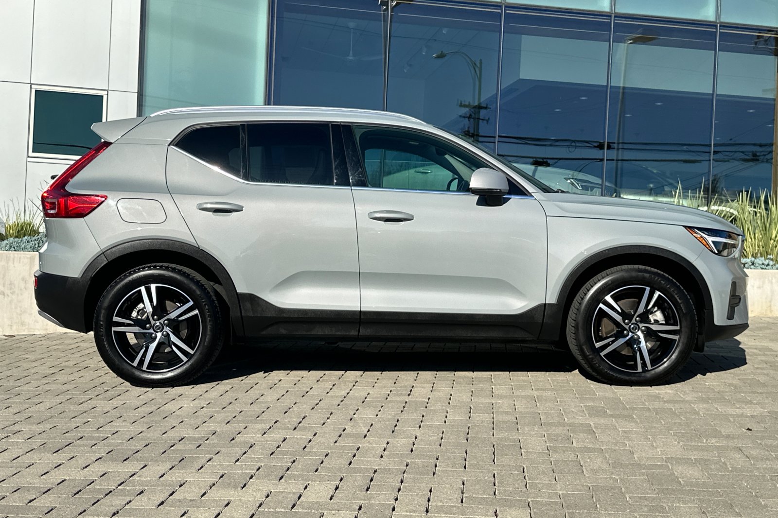 2025 Volvo XC40 B5 Core Bright Theme photo 2