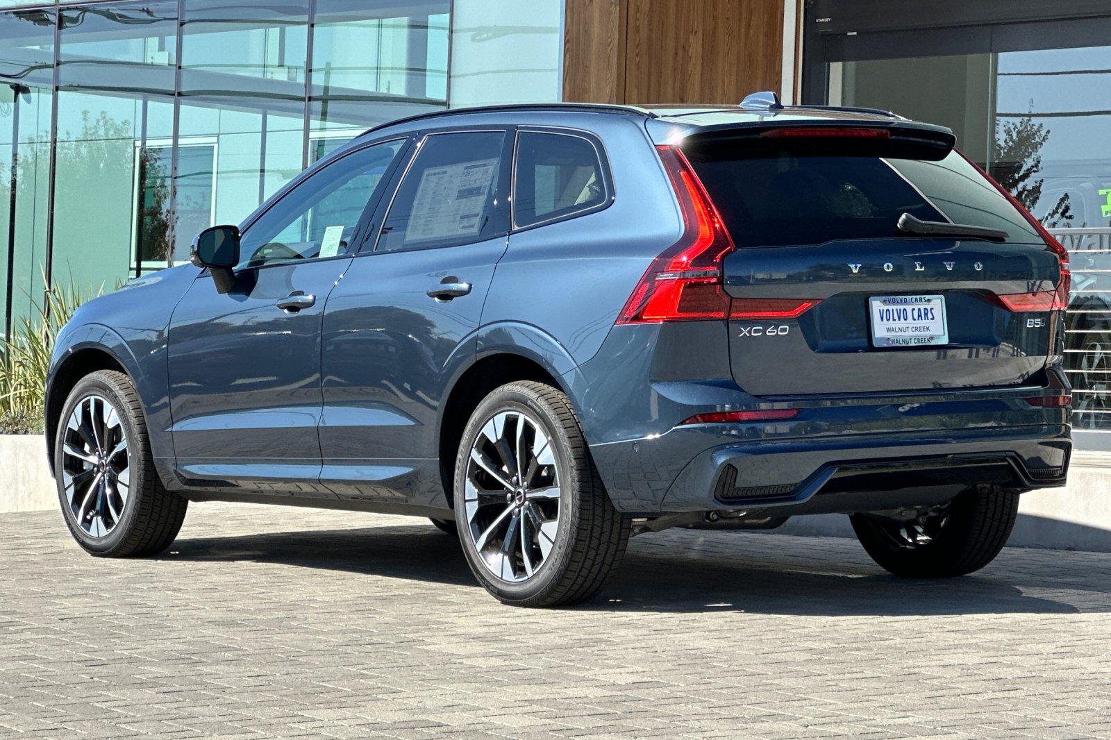 2026 Volvo XC60 Plus - Photo 6
