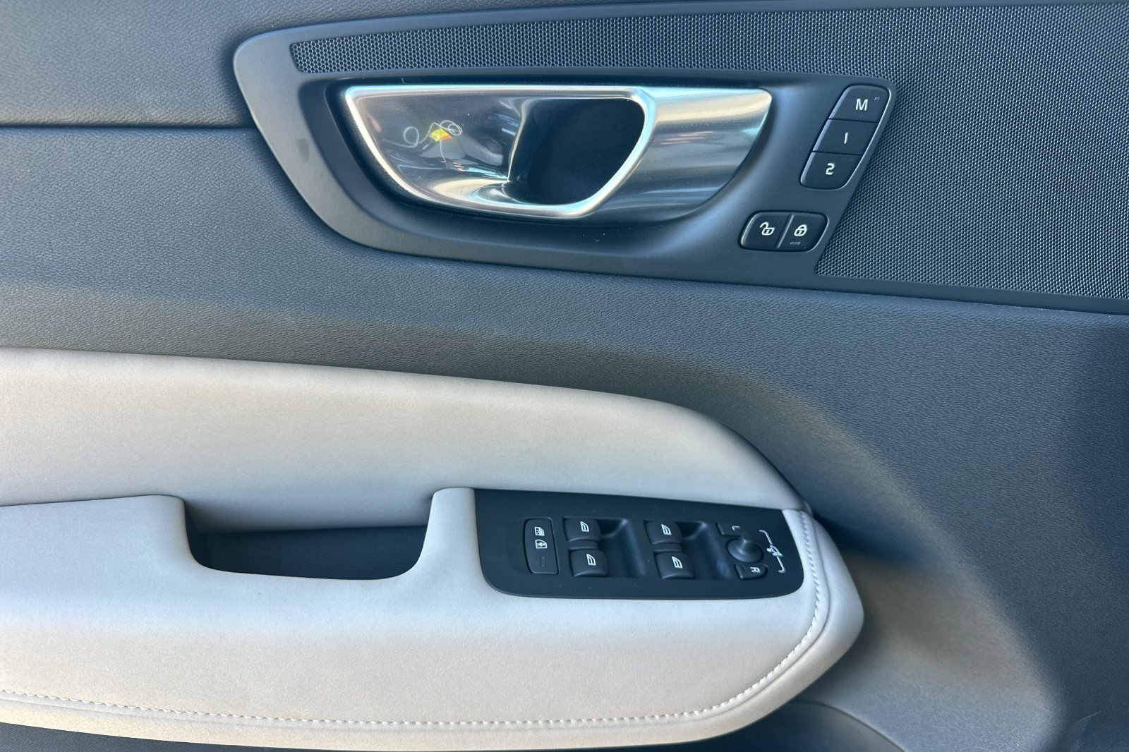 2026 Volvo XC60 Plus - Photo 11