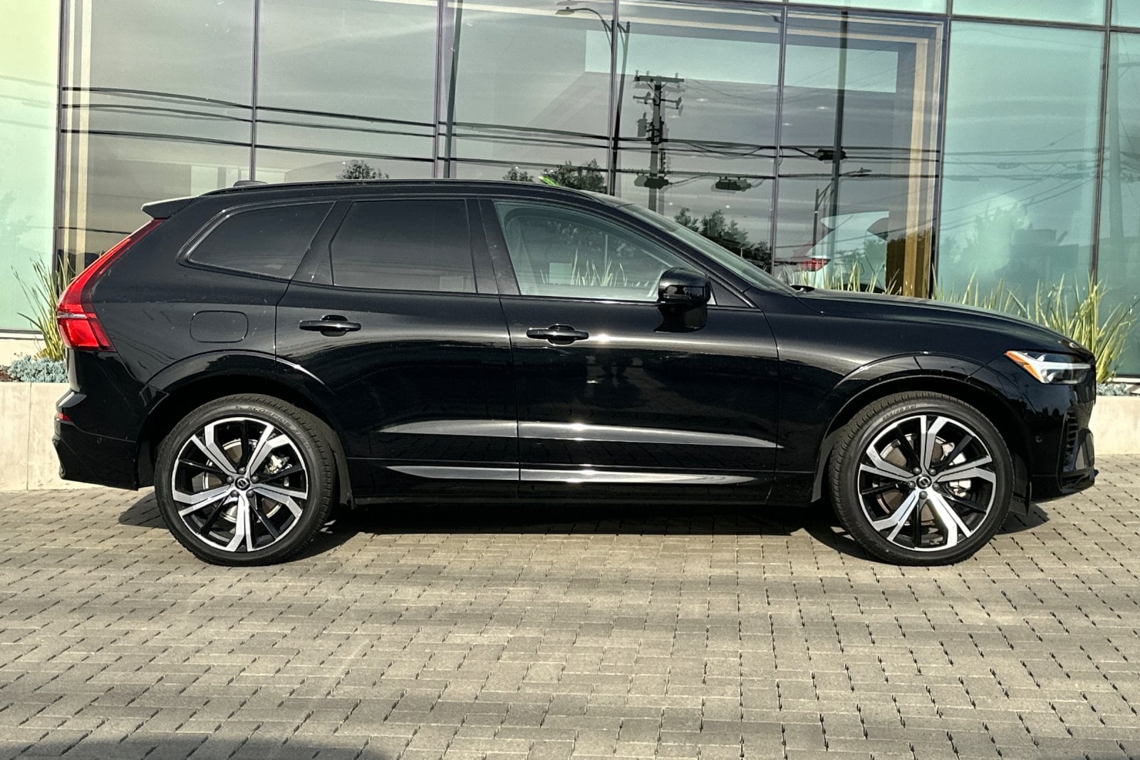 2023 Volvo XC60 Recharge Plug-In Hybrid Ultimate Dark photo 2