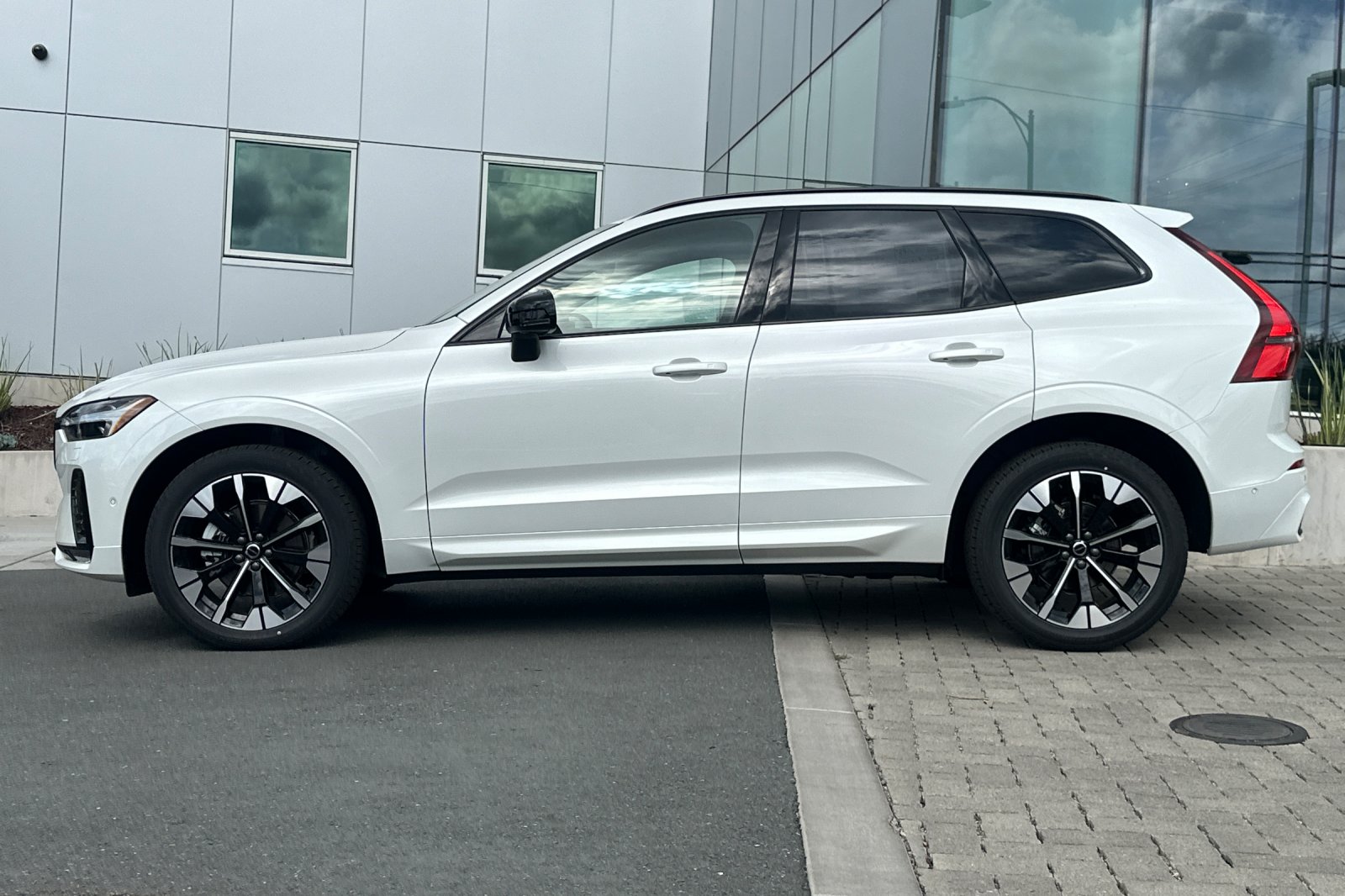 2026 Volvo XC60 Plus - Photo 7