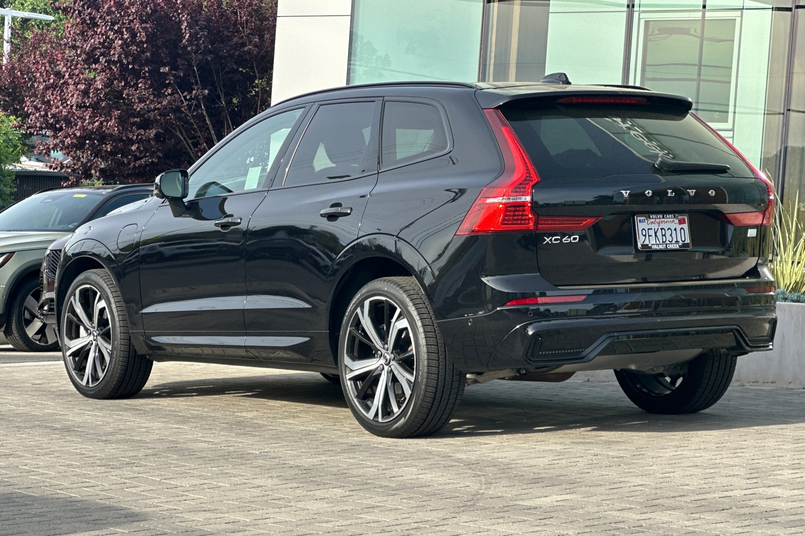 2023 Volvo XC60 Recharge Plug-In Hybrid Ultimate Dark photo 5