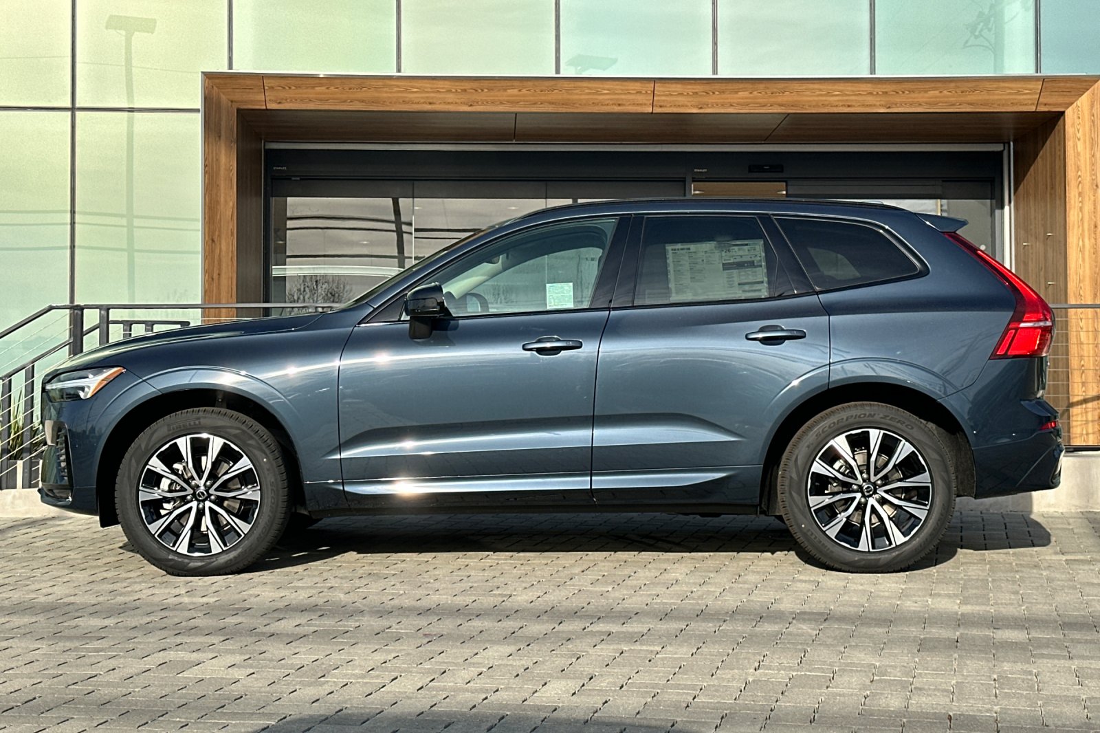 2025 Volvo XC60 Core - Photo 8