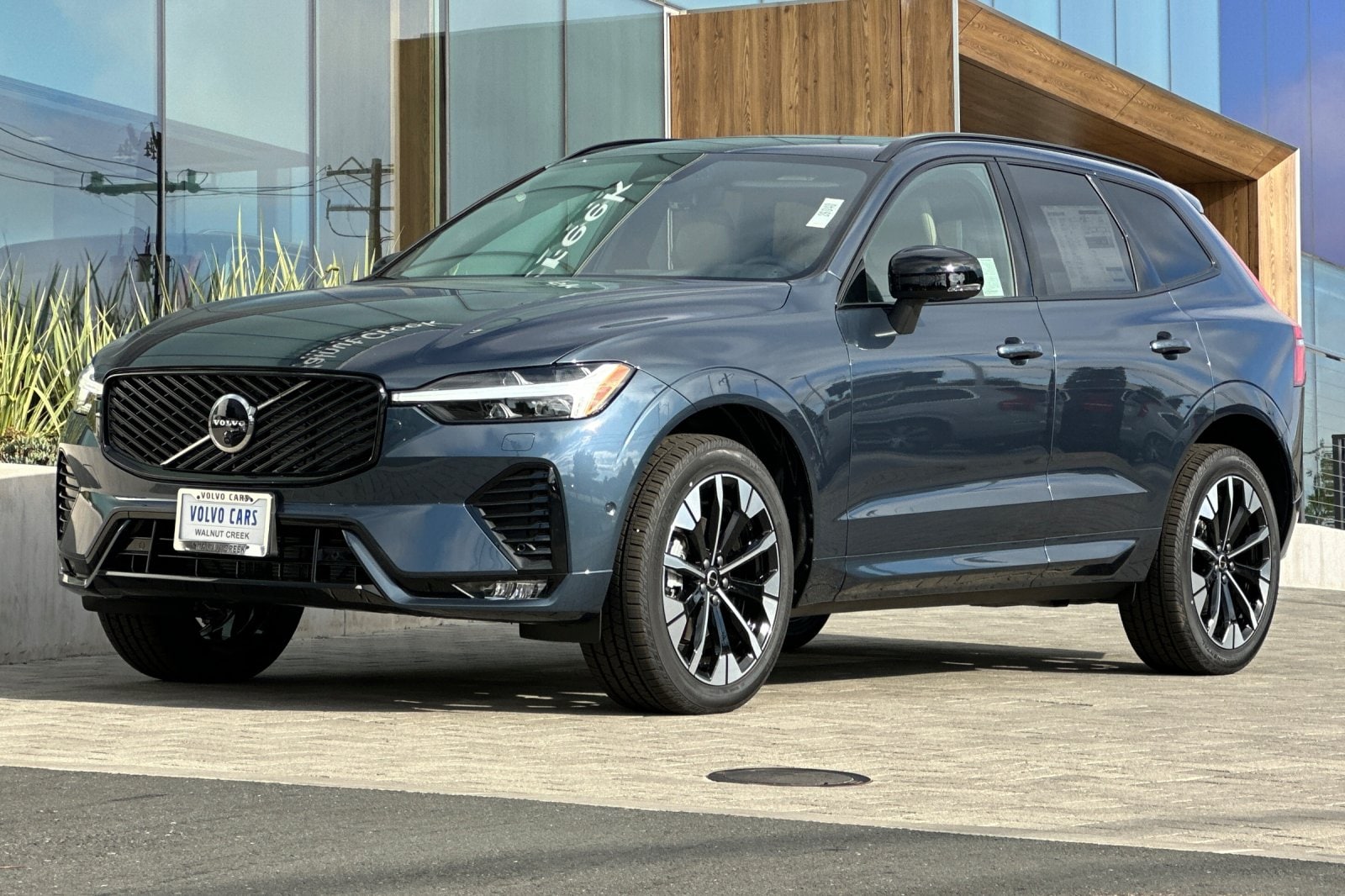 2026 Volvo XC60 Plus - Photo 8