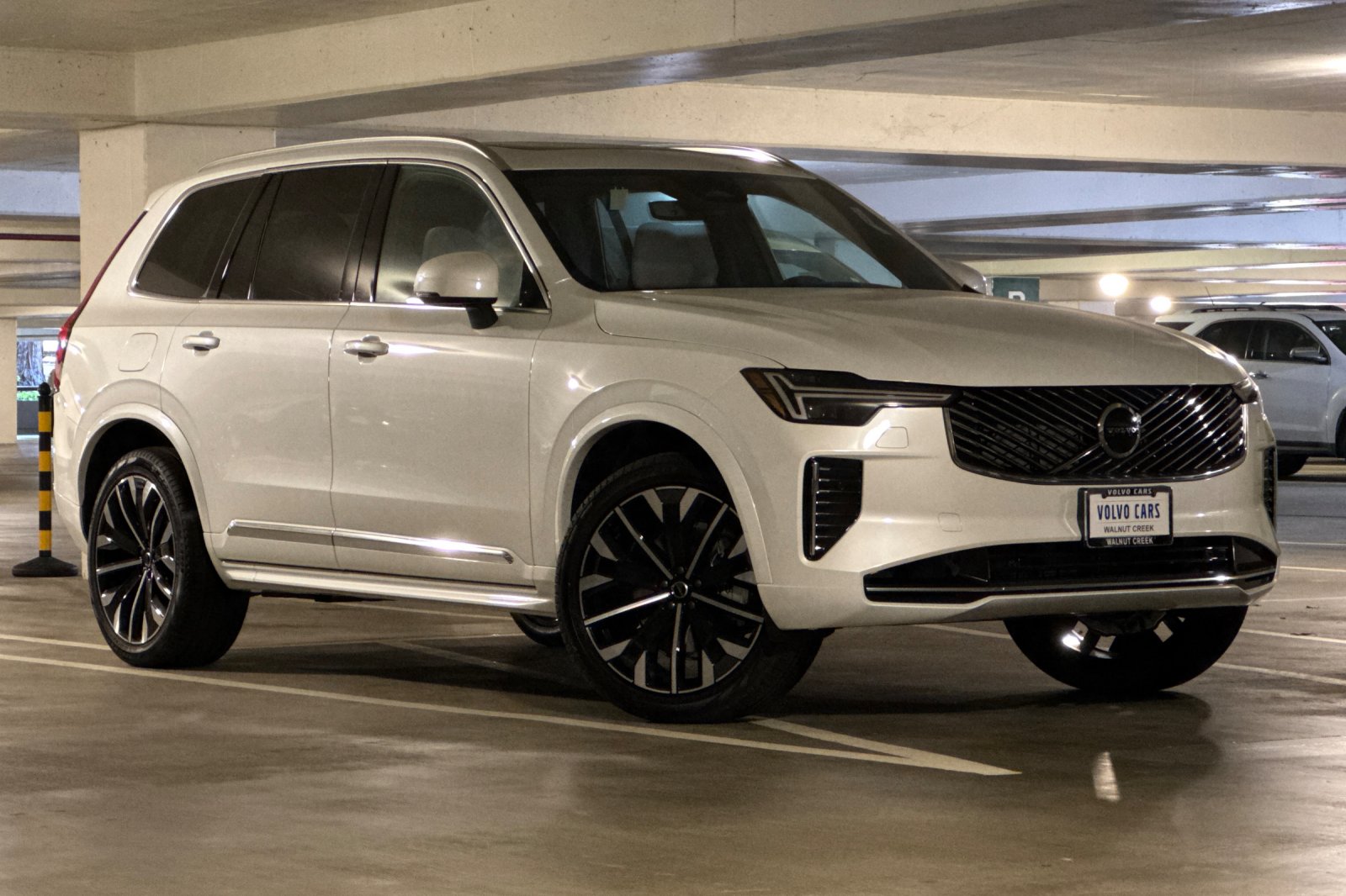 2025 Volvo XC90 Core photo 2