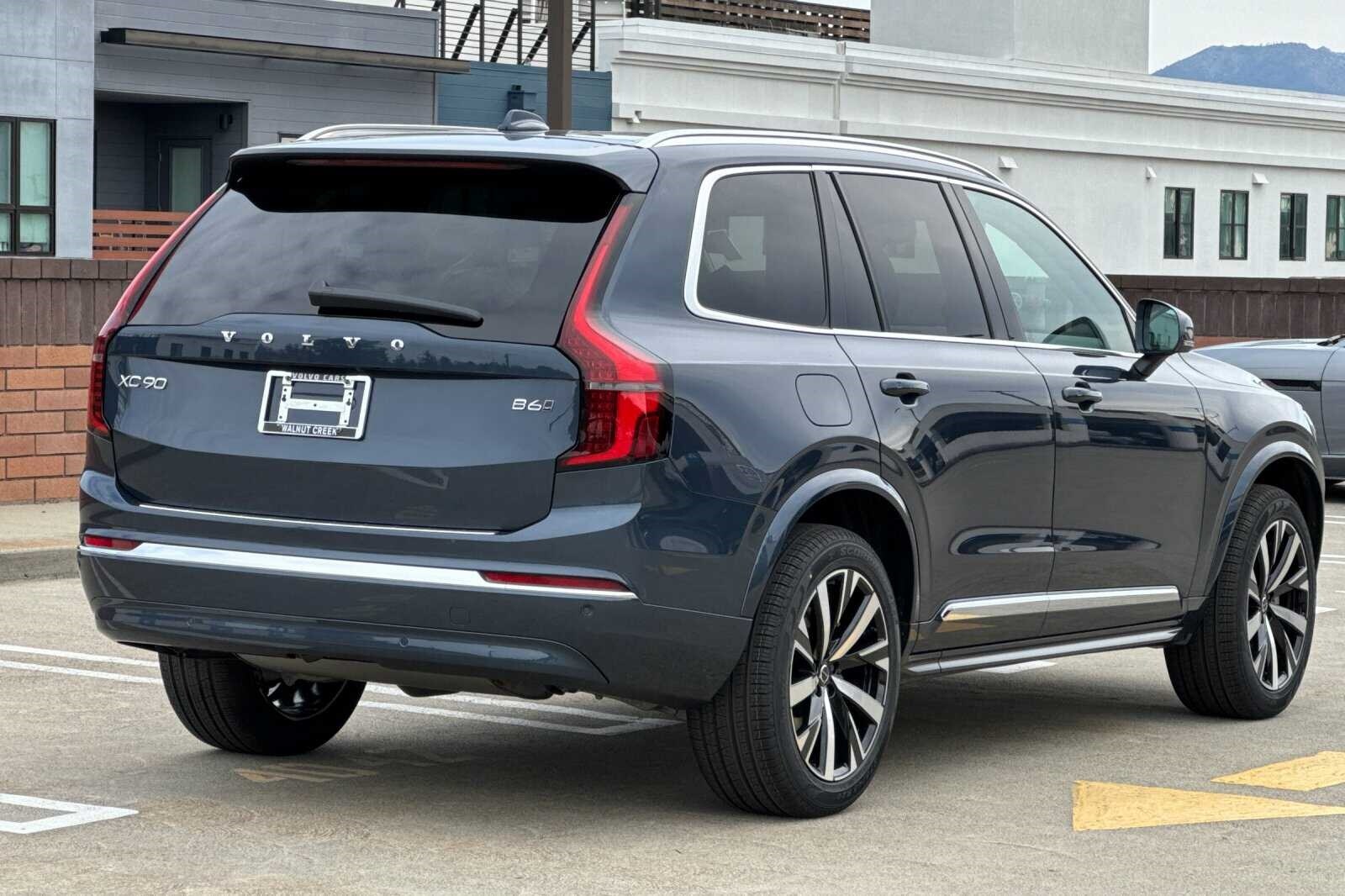 2025 Volvo XC90 Core photo 4
