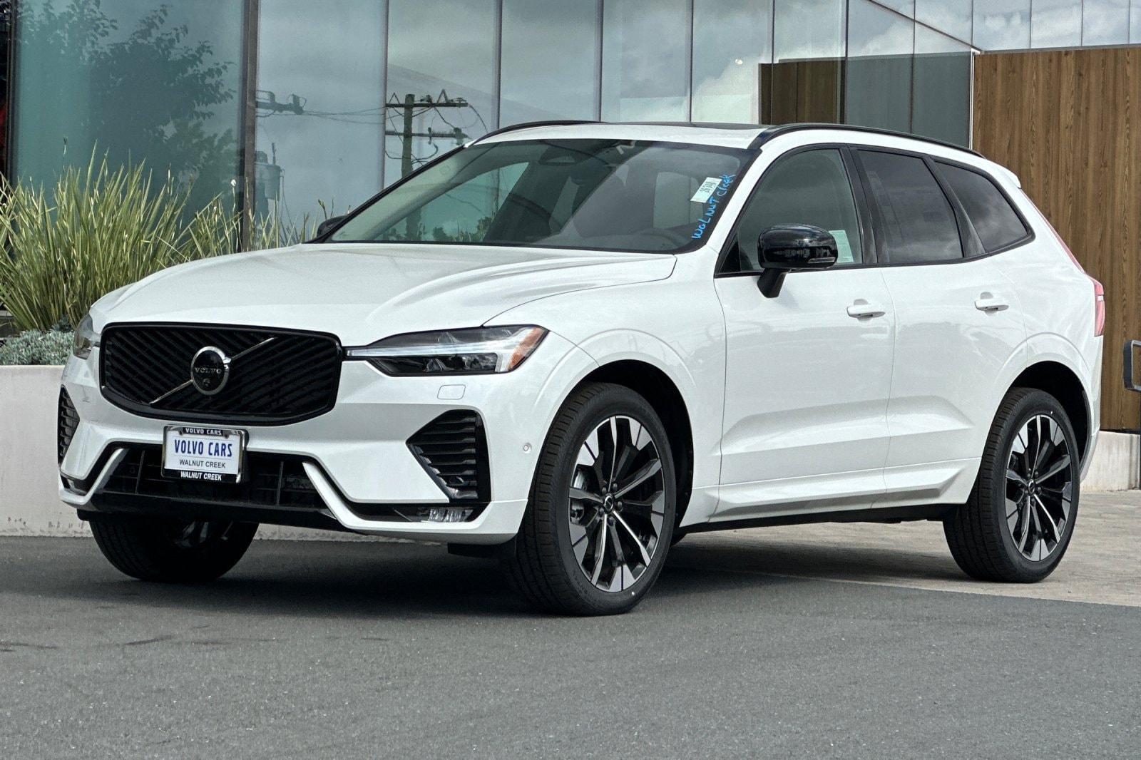 2026 Volvo XC60 Plus - Photo 8