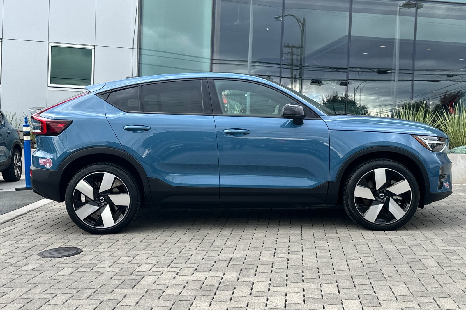 2023 Volvo C40 Recharge Pure Electric Twin Ultimate photo 2