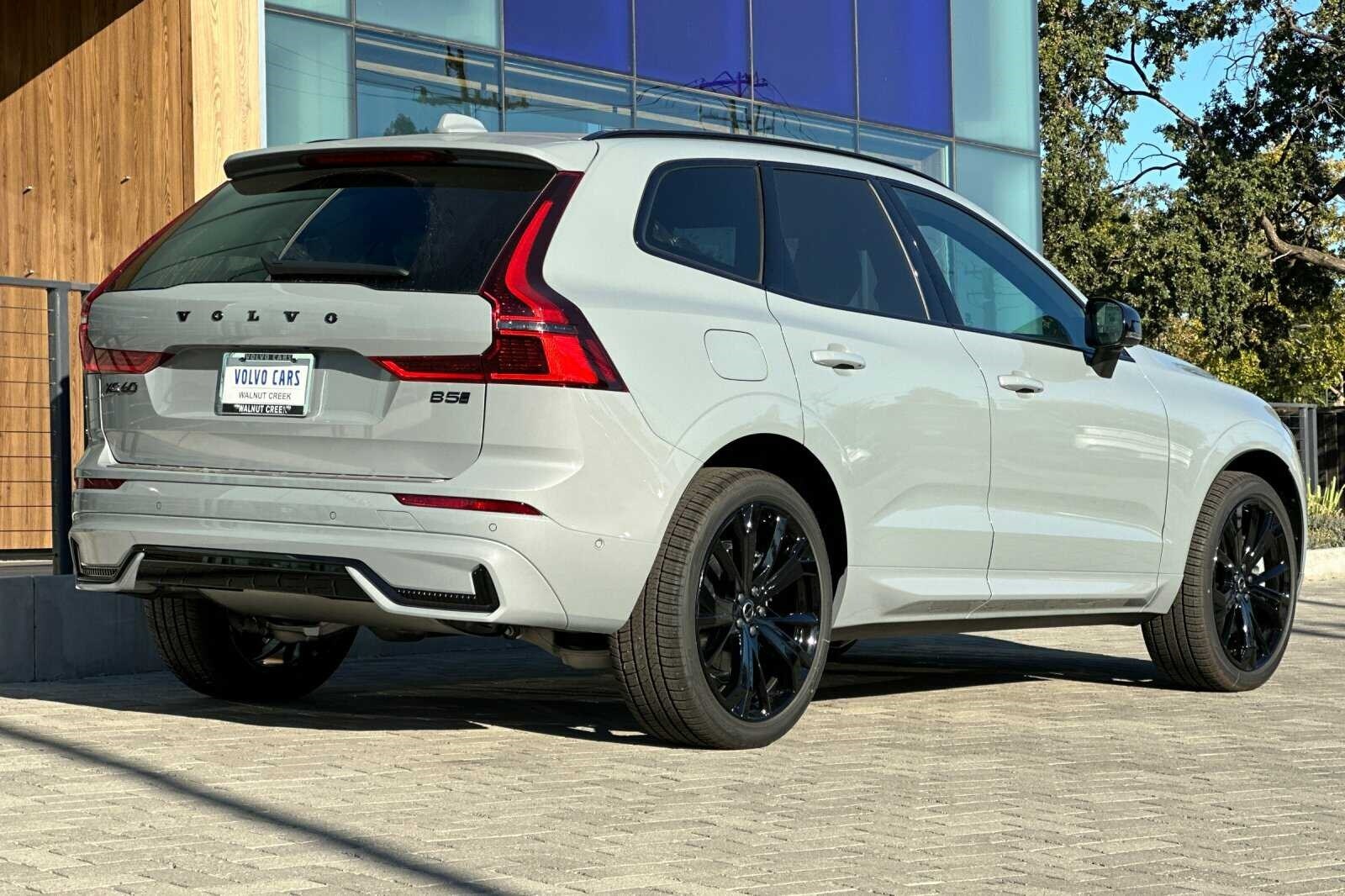 2026 Volvo XC60 B5 Black Edition photo 3