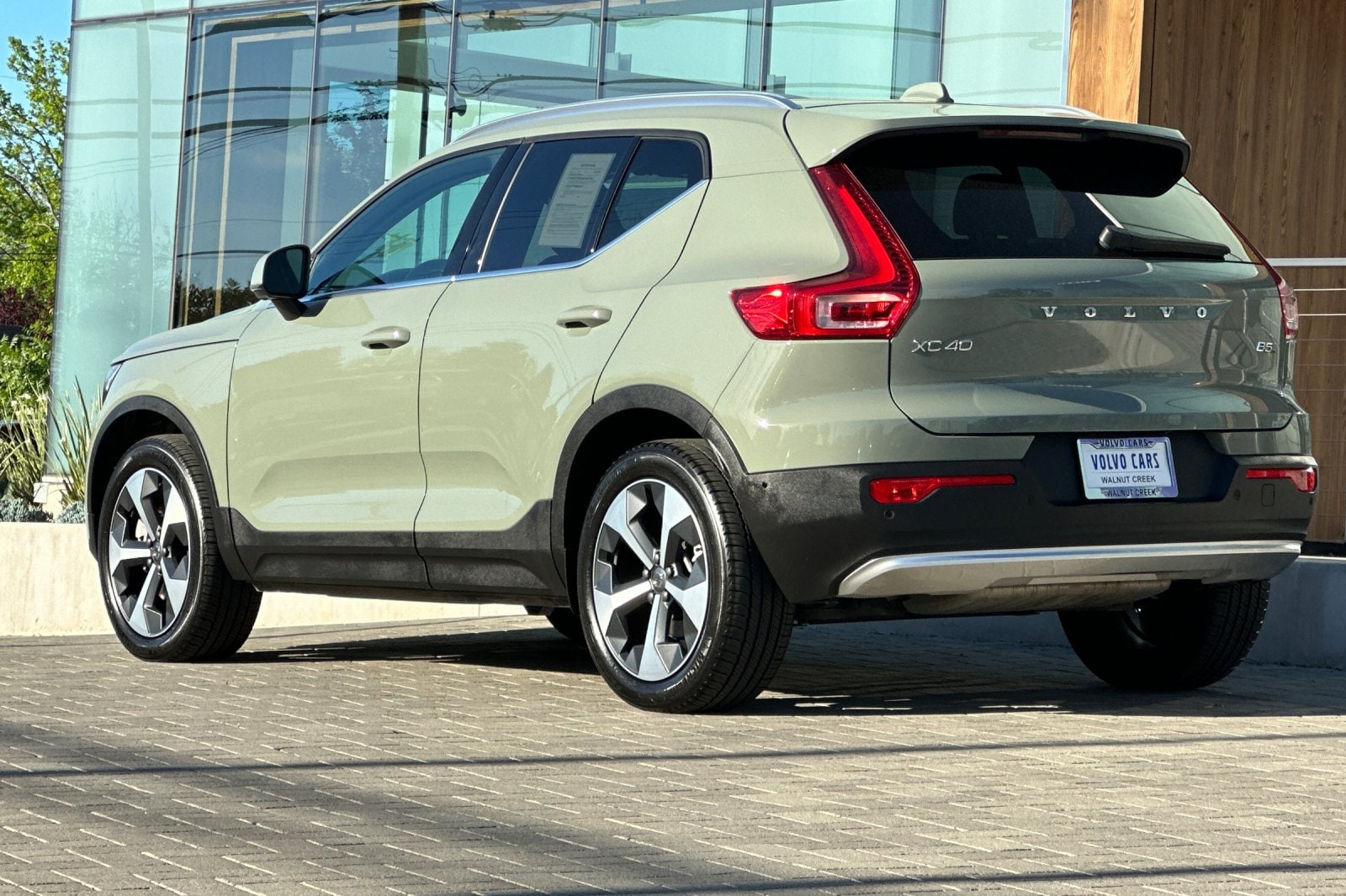 2025 Volvo XC40 B5 Plus Bright Theme photo 5