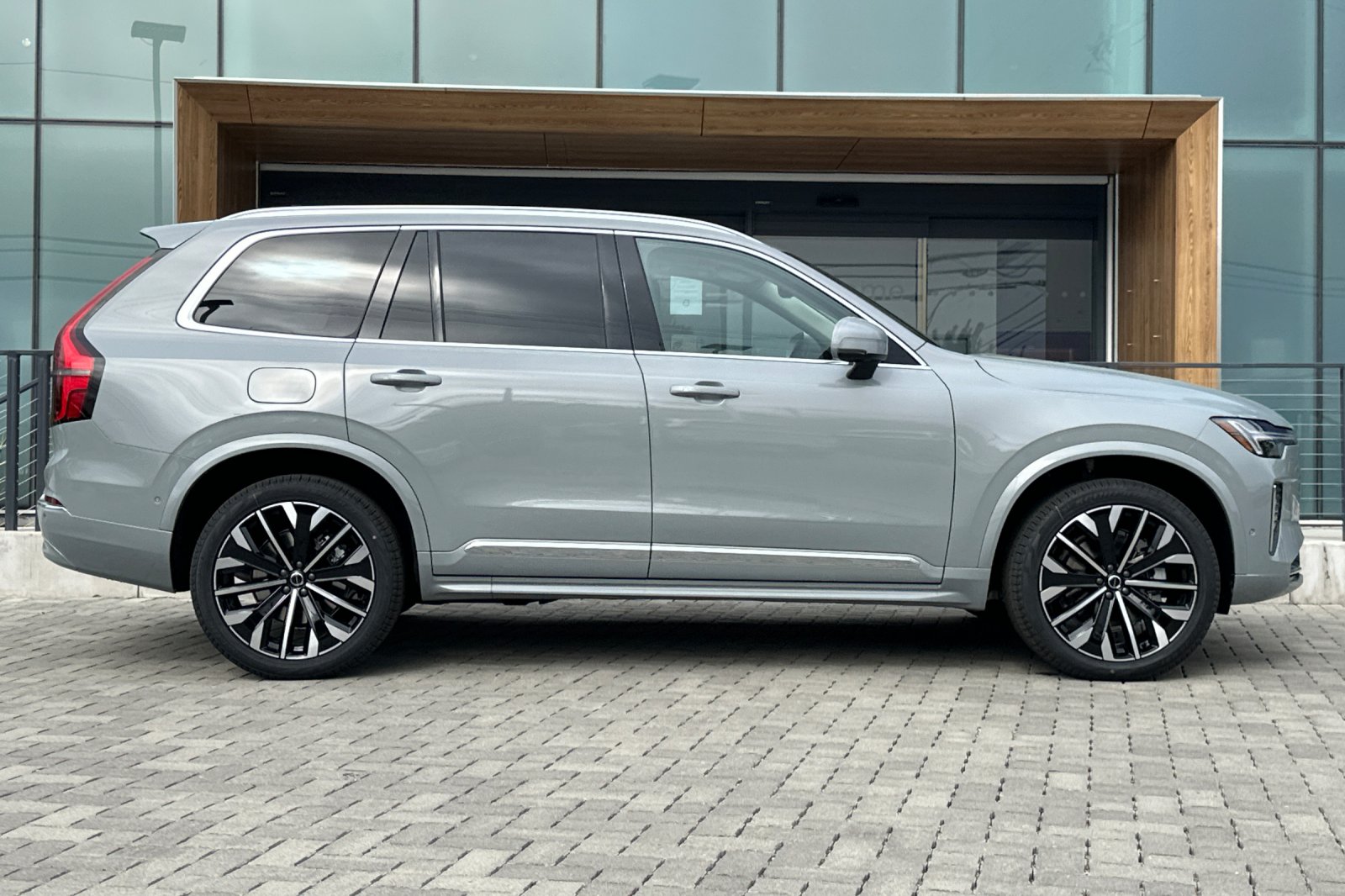2025 Volvo XC90 Plus photo 3