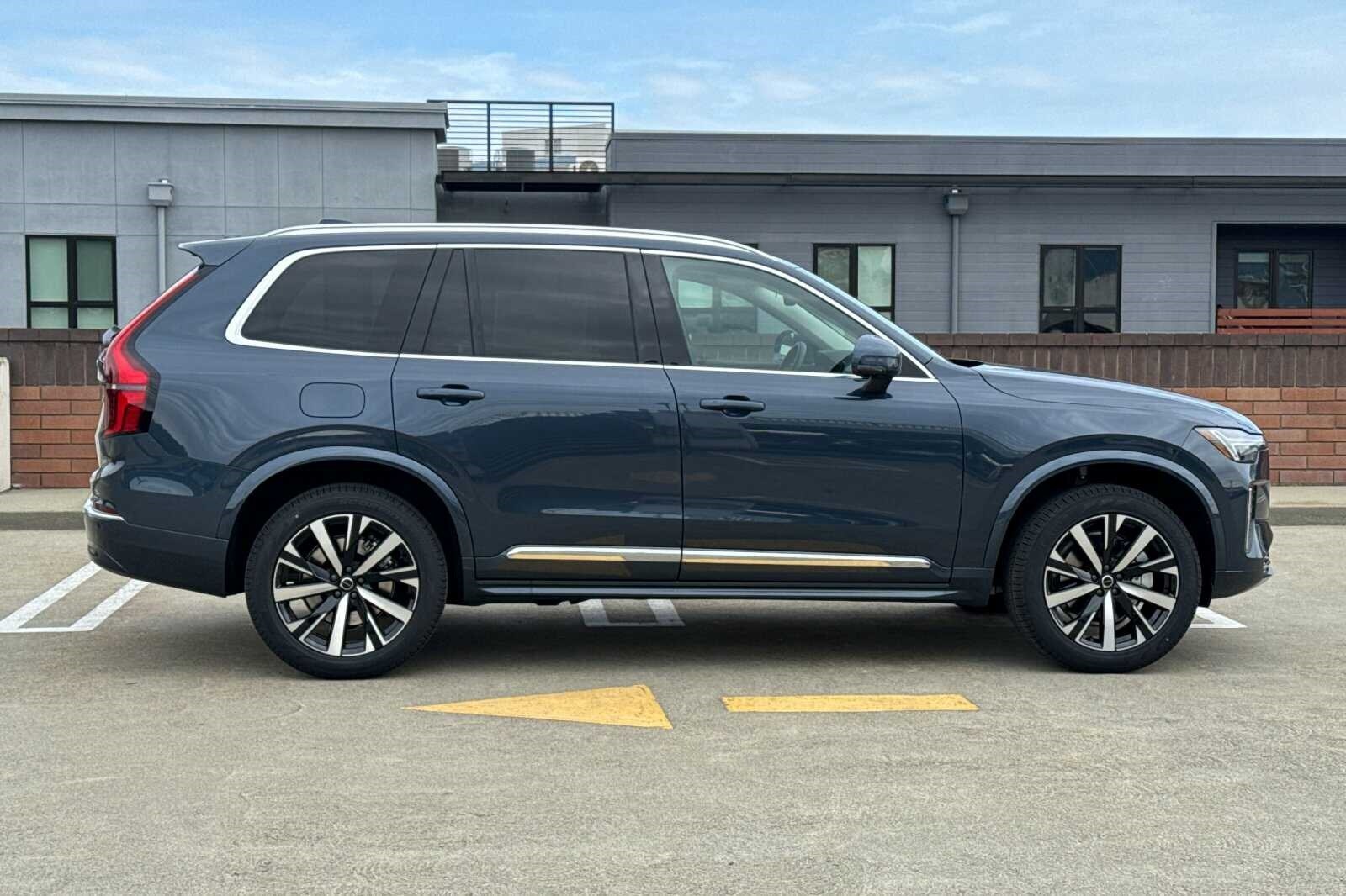 2025 Volvo XC90 Core photo 3