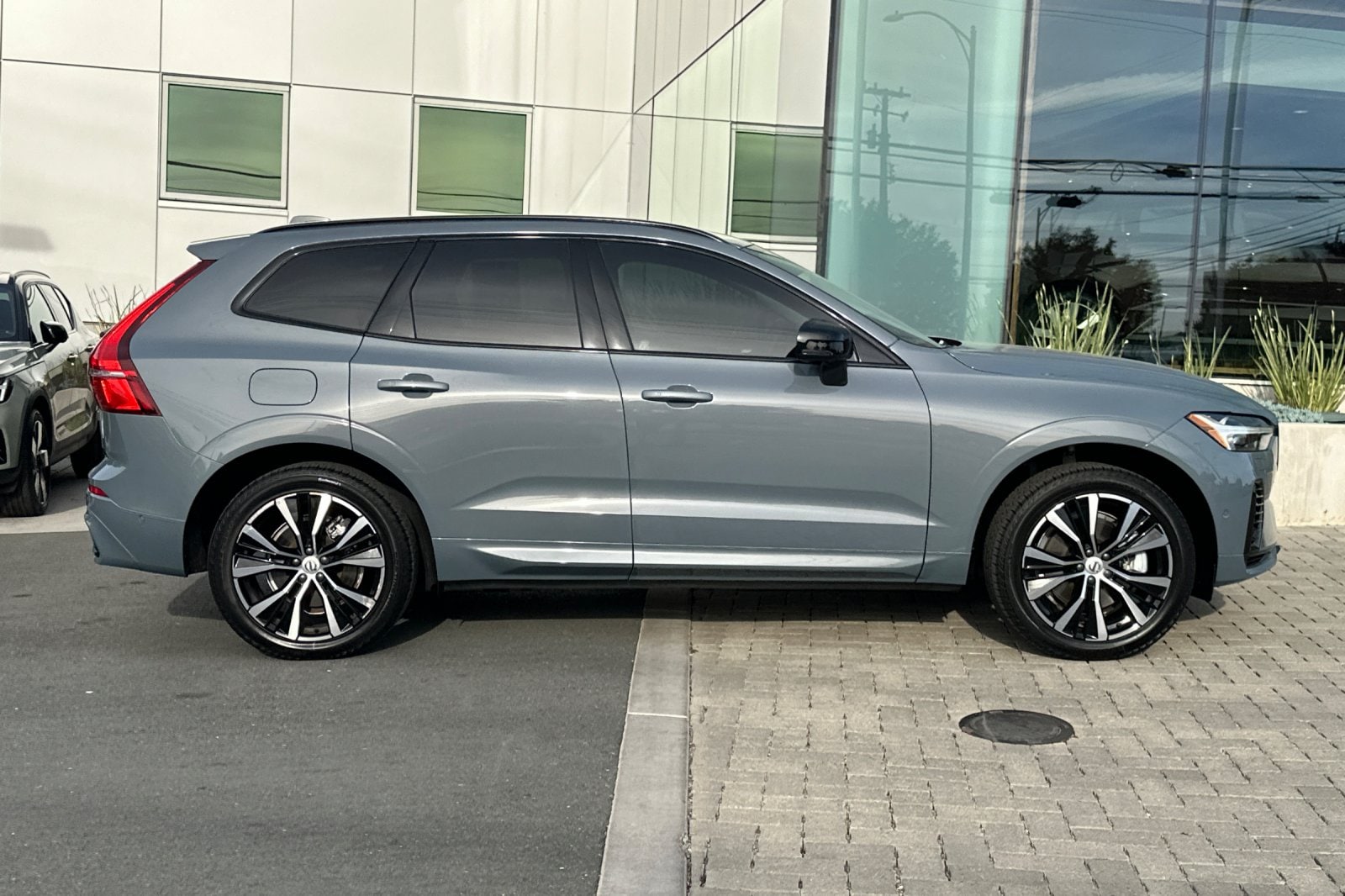 2023 Volvo XC60 Recharge Plug-In Hybrid Plus Dark photo 2