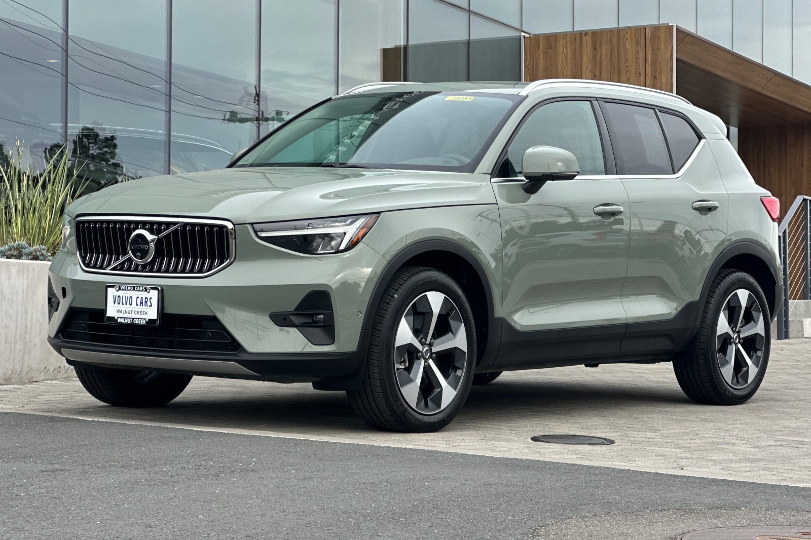 2025 Volvo XC40 B5 Plus Bright Theme photo 3