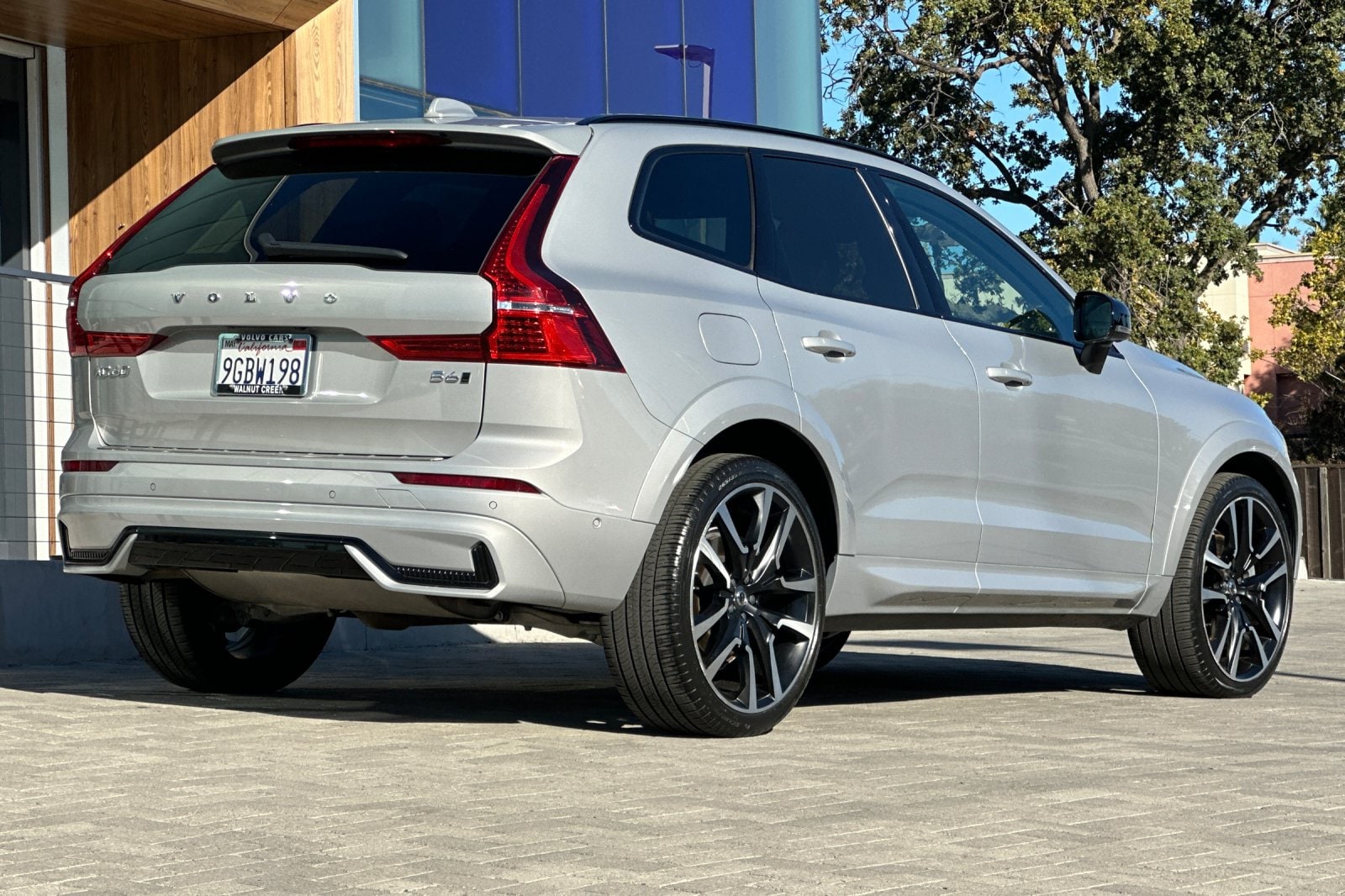 2023 Volvo XC60 B6 AWD Ultimate Dark photo 4