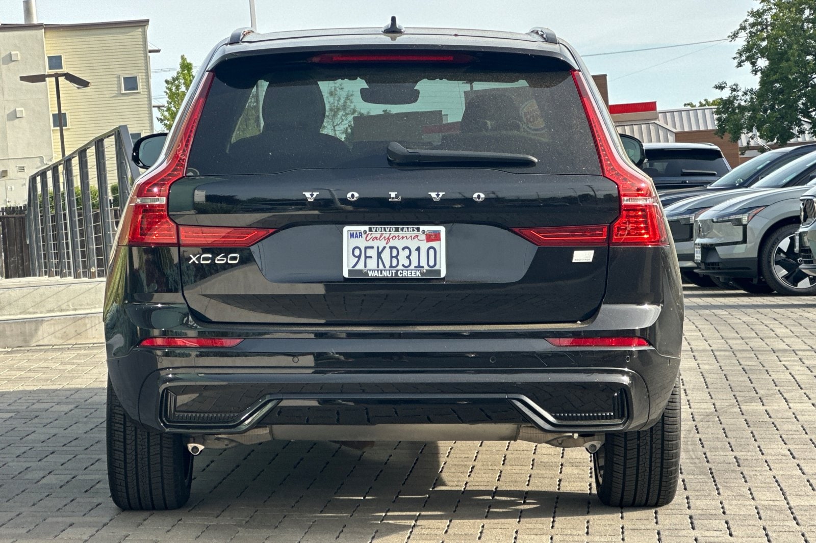 2023 Volvo XC60 Recharge Plug-In Hybrid Ultimate Dark photo 4