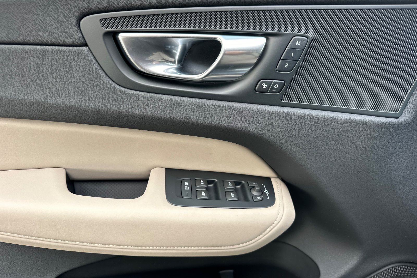 2026 Volvo XC60 Plus - Photo 11