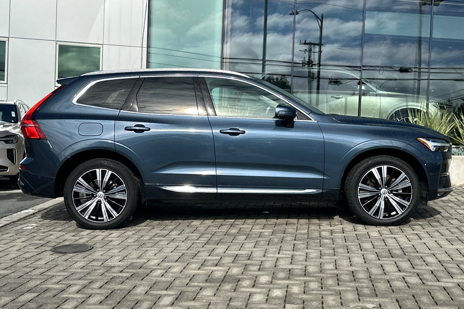2023 Volvo XC60 B5 AWD Ultimate Bright photo 2