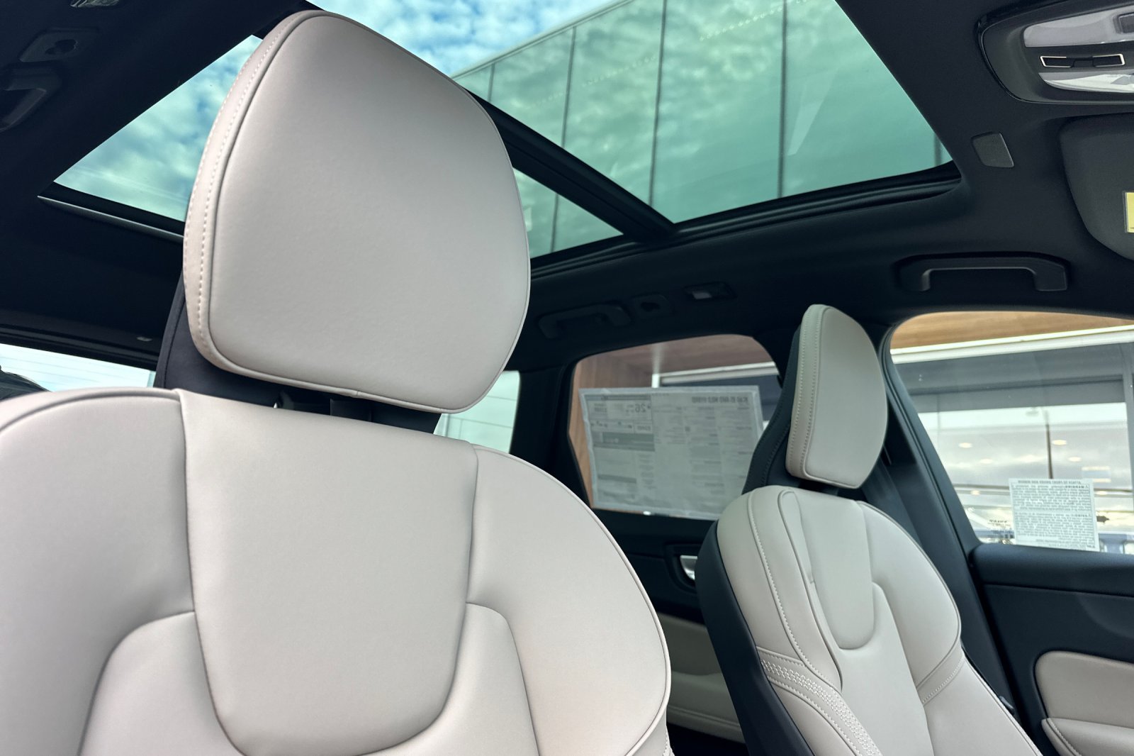 2026 Volvo XC60 Plus - Photo 16
