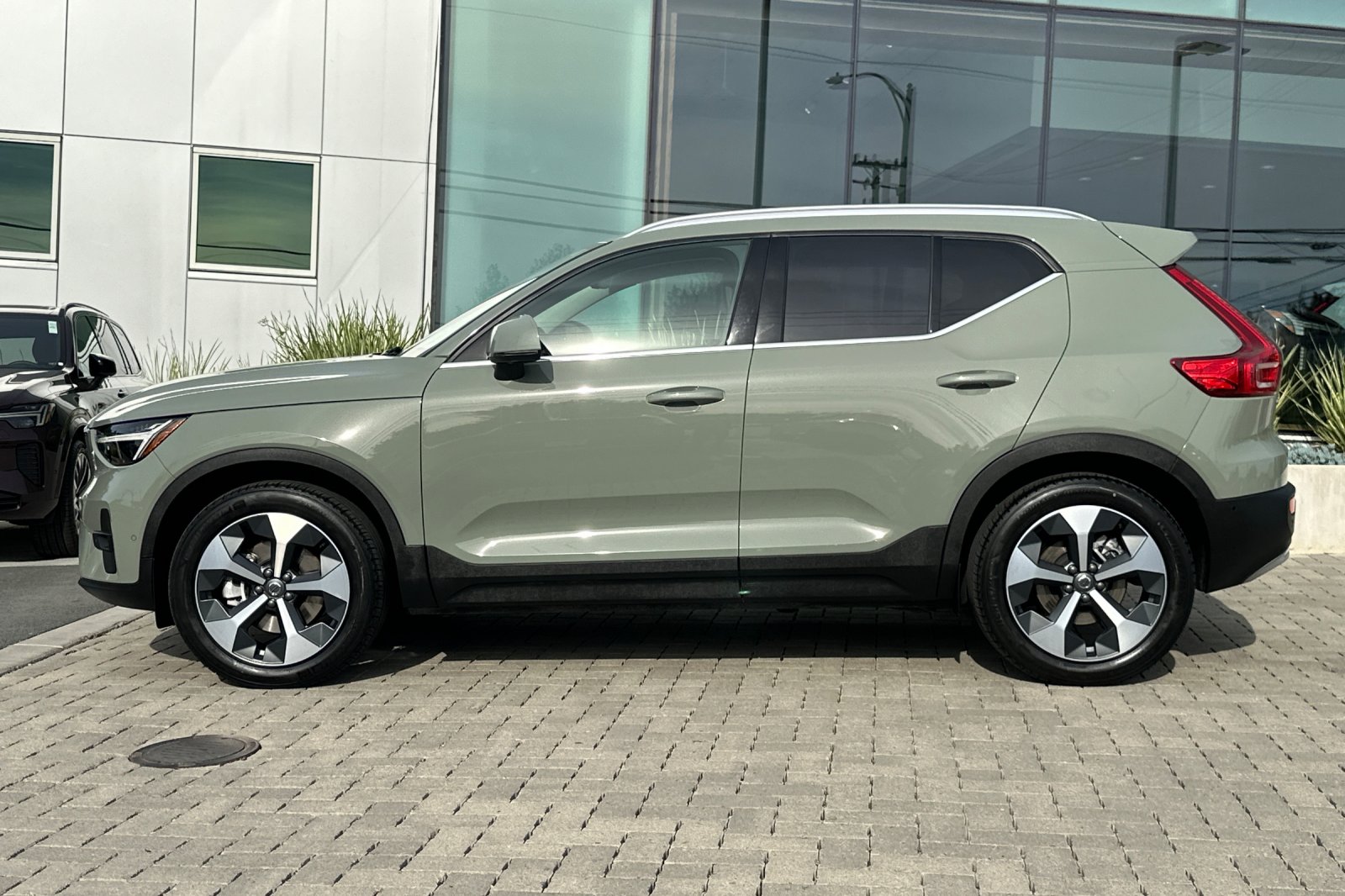 2025 Volvo XC40 B5 Plus Bright Theme photo 6