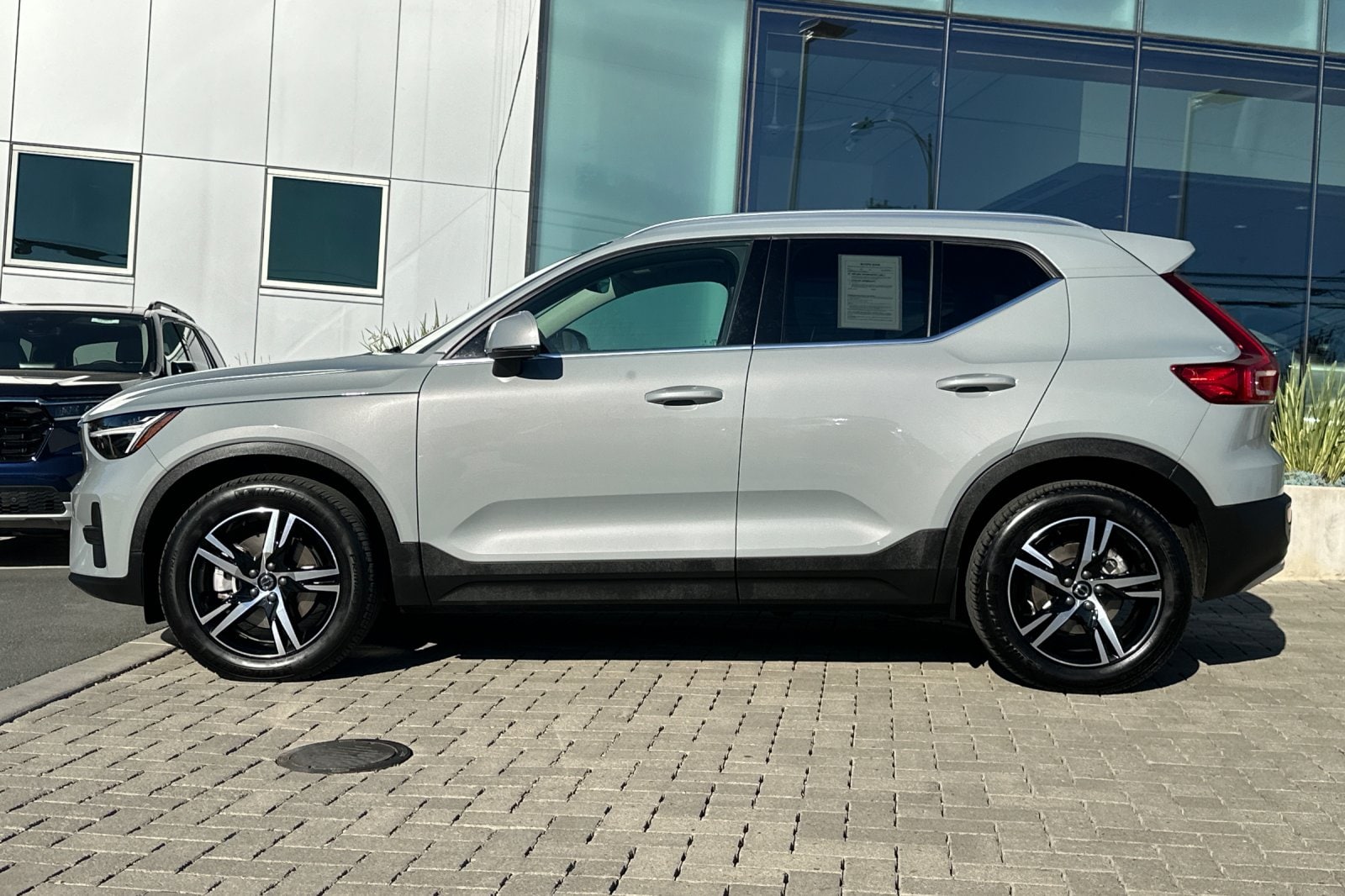 2025 Volvo XC40 B5 Core Bright Theme photo 6