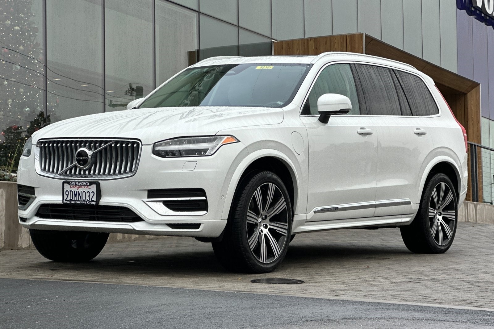 2023 Volvo XC90 Recharge Plug-In Hybrid Ultimate 6-Seater photo 3