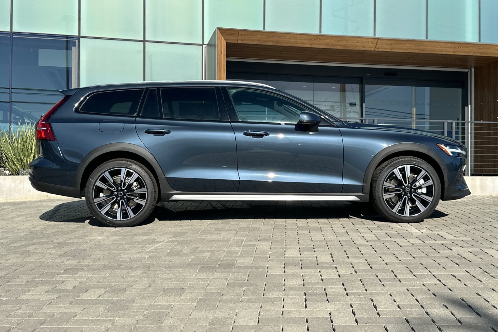 2025 Volvo V60 Cross Country B5 Ultra photo 2