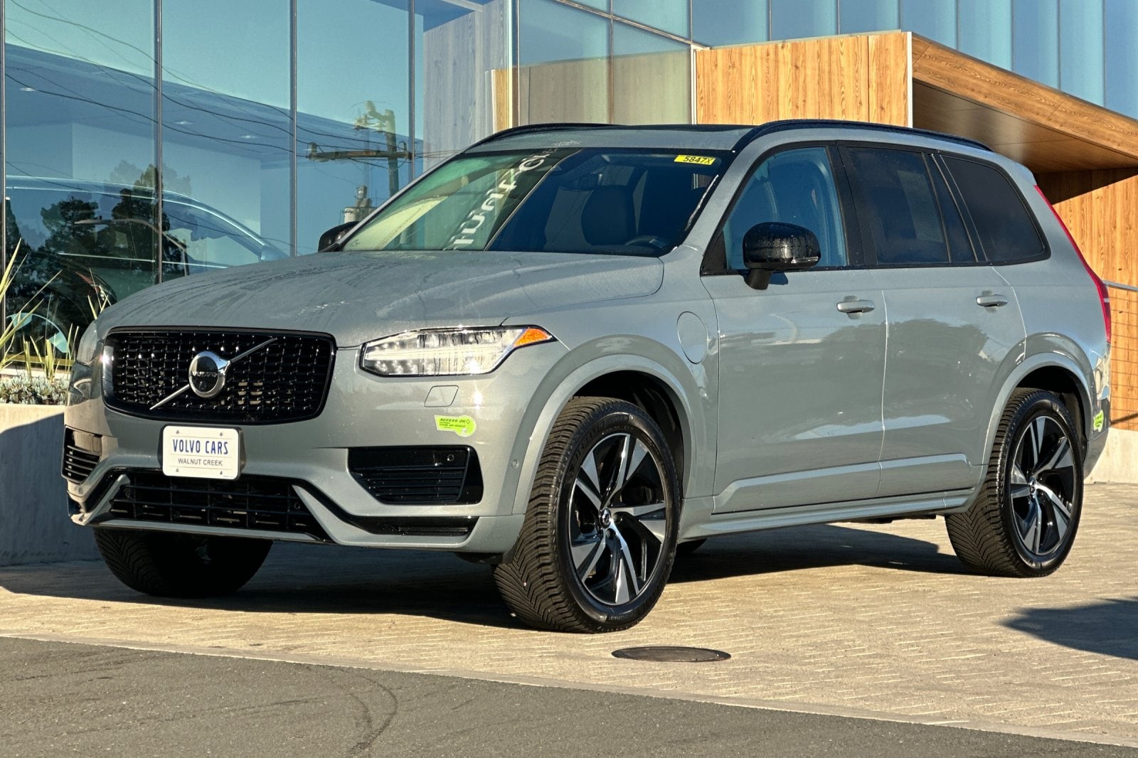 2023 Volvo XC90 Recharge Plug-In Hybrid Plus Dark 7-Seater photo 3