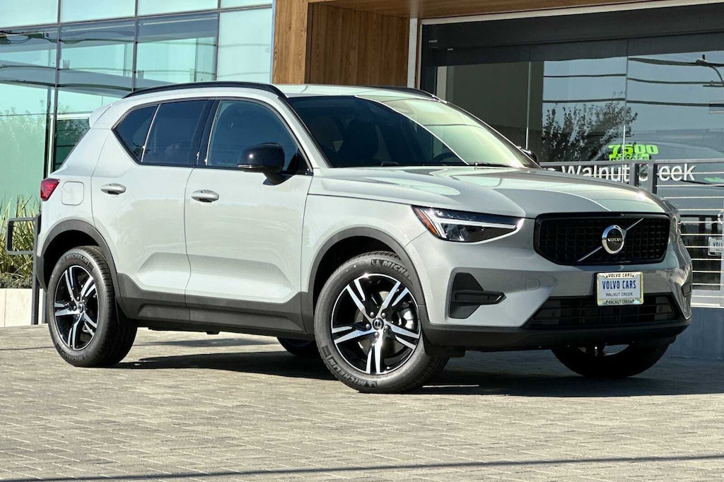 New 2026 Volvo XC40 B5 Core SUV