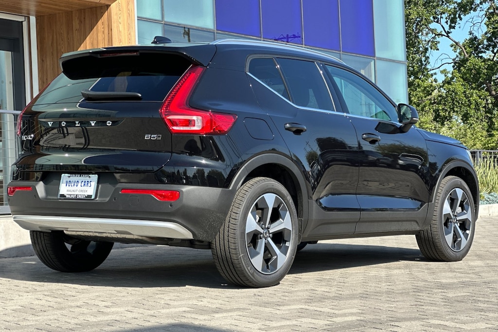 New 2025 Volvo XC40 B5 Core Bright Theme SUV