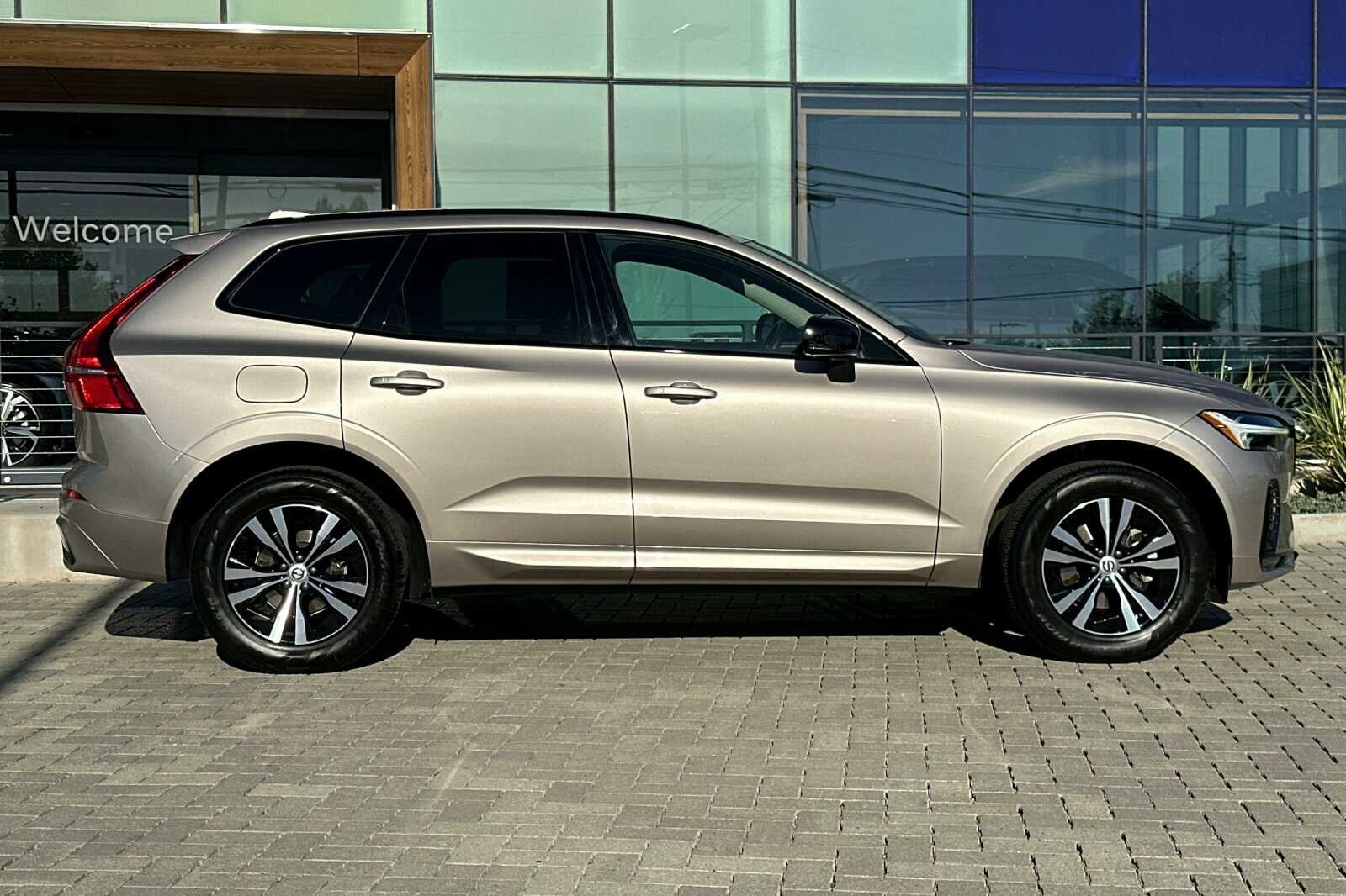 2025 Volvo XC60 B5 Core photo 3