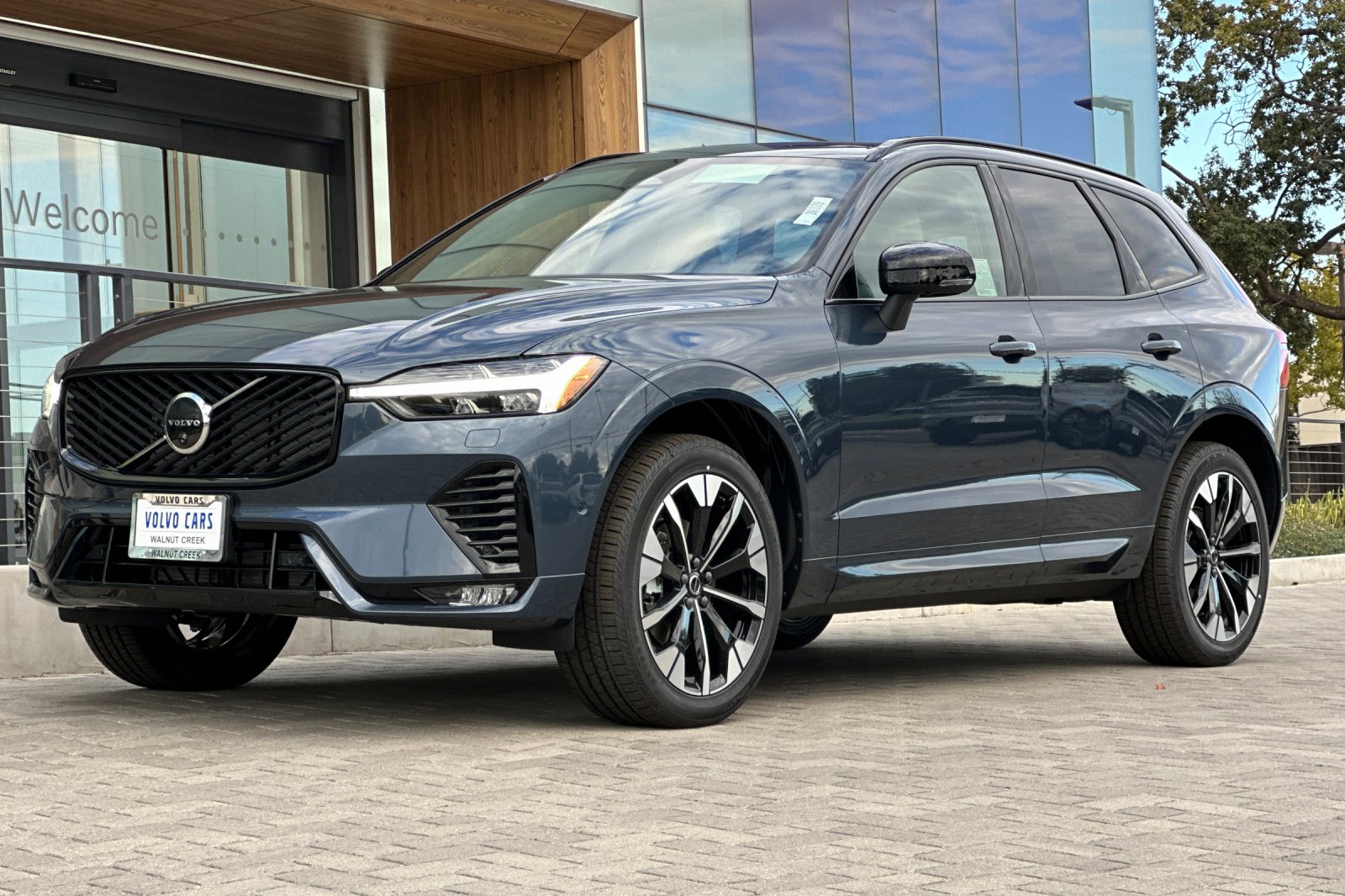 2026 Volvo XC60 Plus - Photo 8