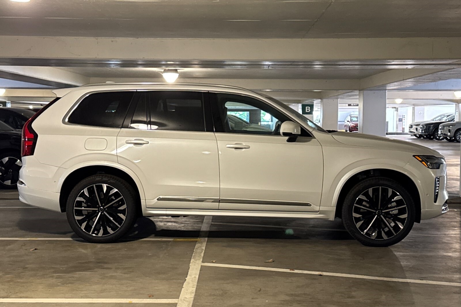 2026 Volvo XC90 T8 Plus photo 3