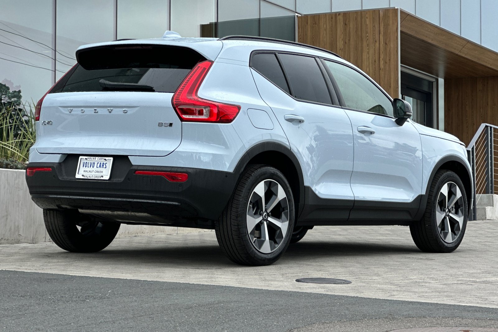 2026 Volvo XC40 Plus photo 2