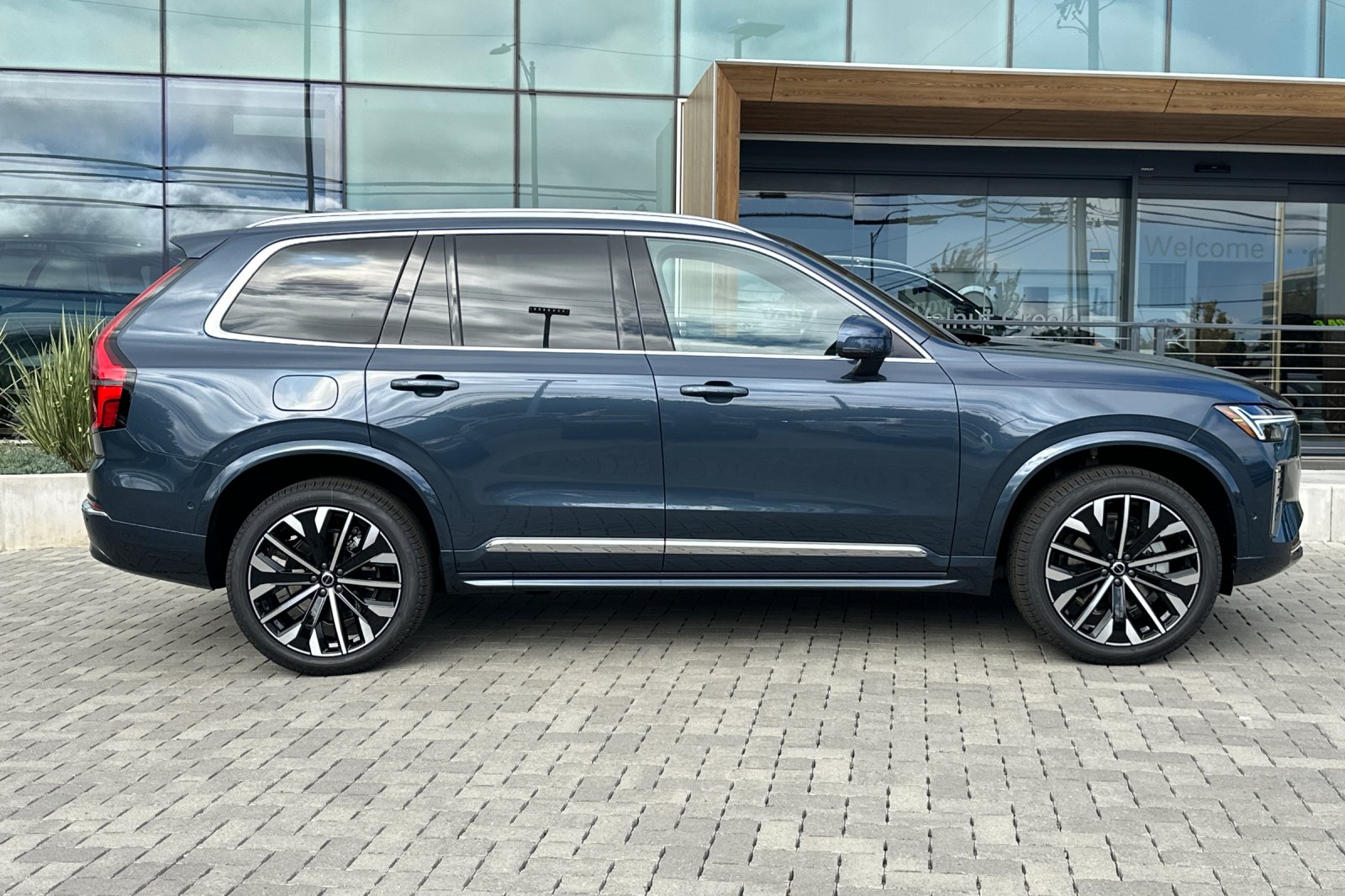 2026 Volvo XC90 Plus photo 3