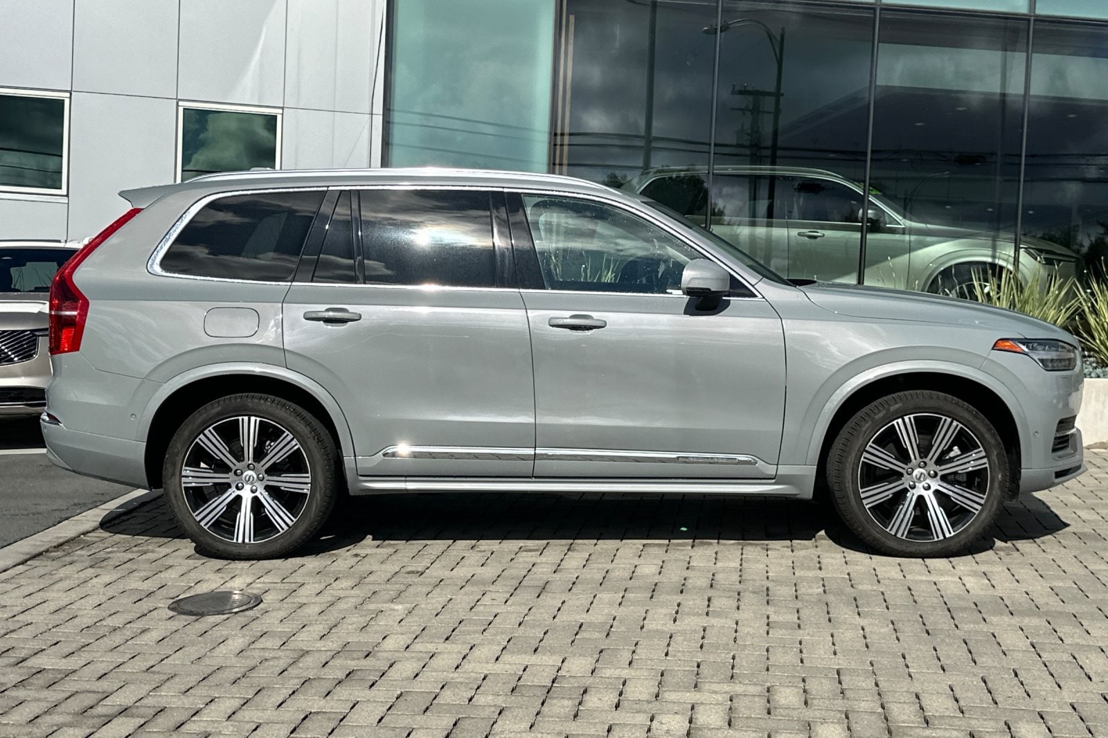 2024 Volvo XC90 plug-in hybrid T8 Ultimate 6-Seater photo 2