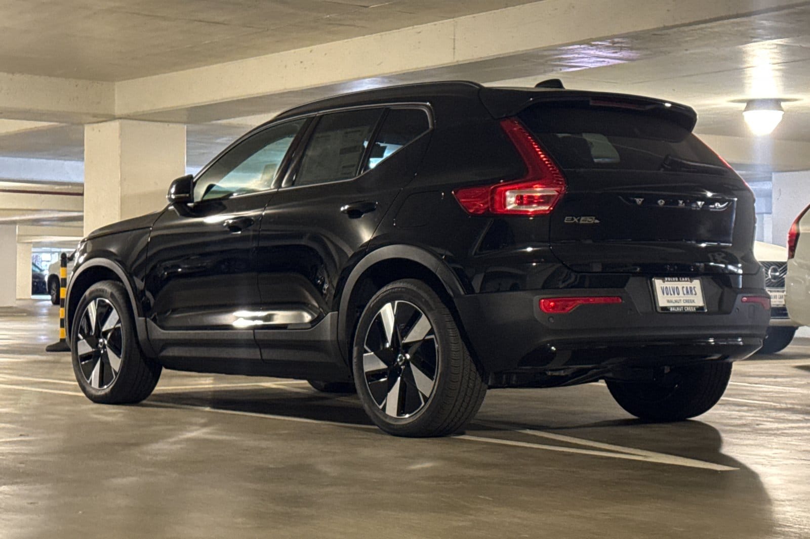 2025 Volvo EX40 Twin Motor Core photo 5