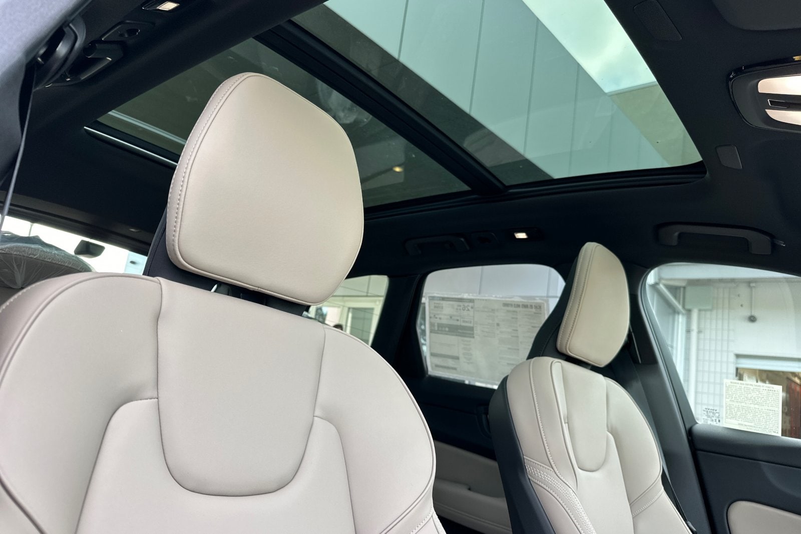 2026 Volvo XC60 Plus - Photo 16