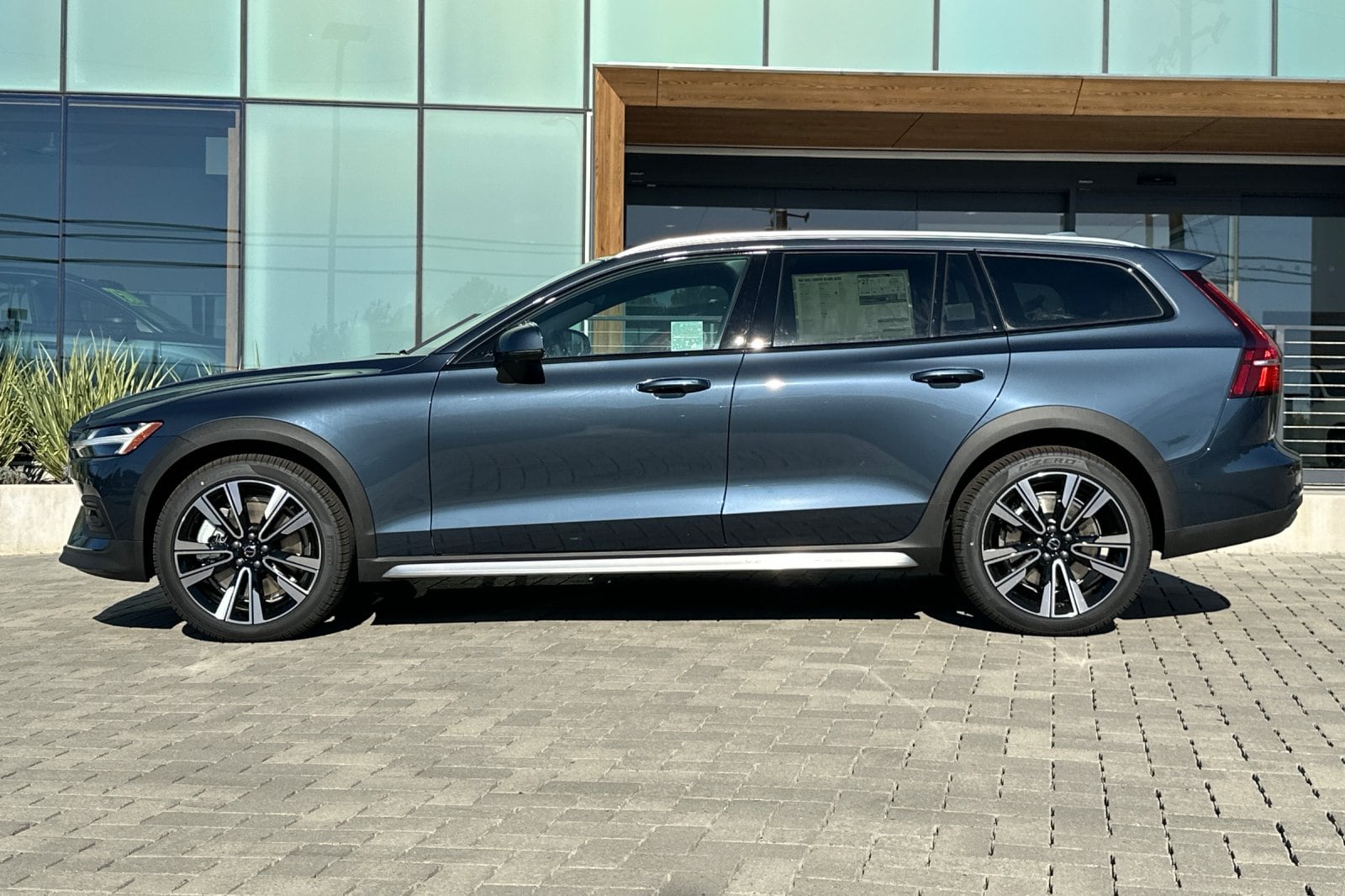 2025 Volvo V60 Cross Country B5 Ultra photo 6