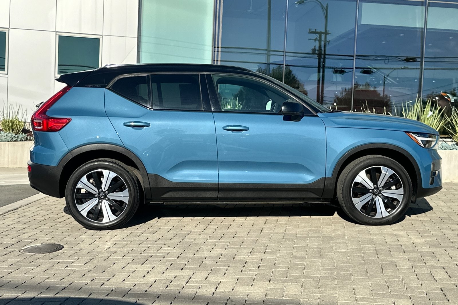 2023 Volvo XC40 Recharge Pure Electric Plus photo 2