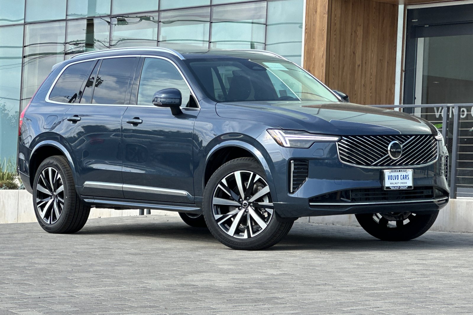 2025 Volvo XC90 B5 Core photo 2