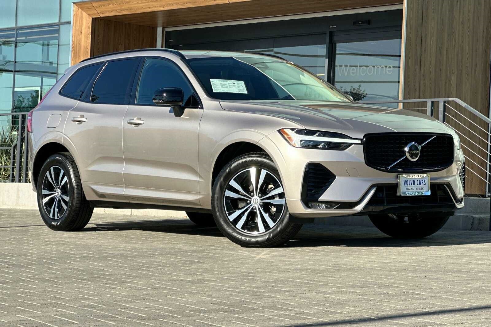 2025 Volvo XC60 B5 Core photo 2