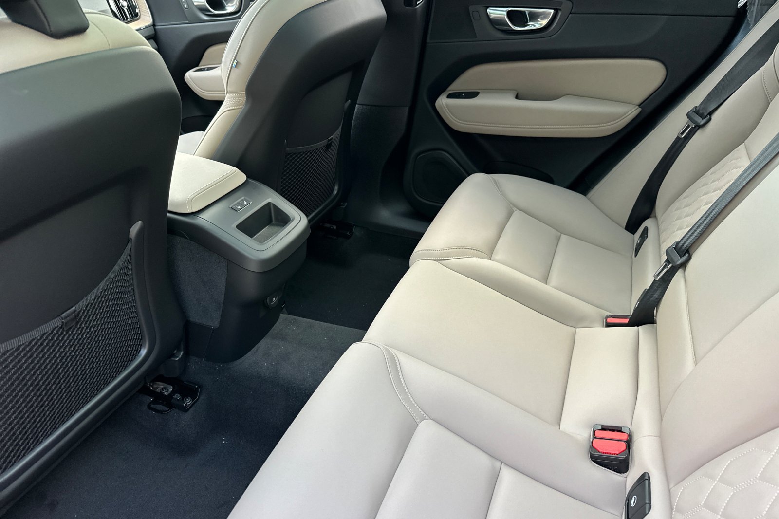 2026 Volvo XC60 Plus - Photo 12