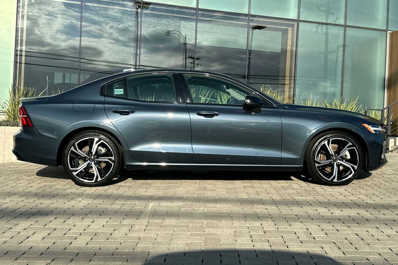 2024 Volvo S60 B5 Ultimate photo 3