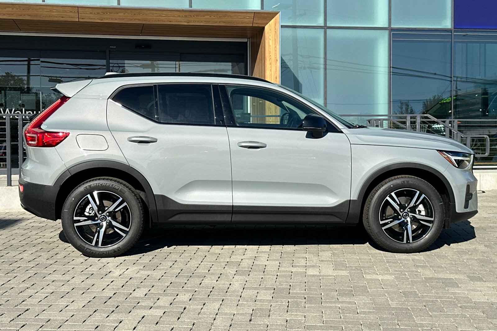 2026 Volvo XC40 Core photo 2