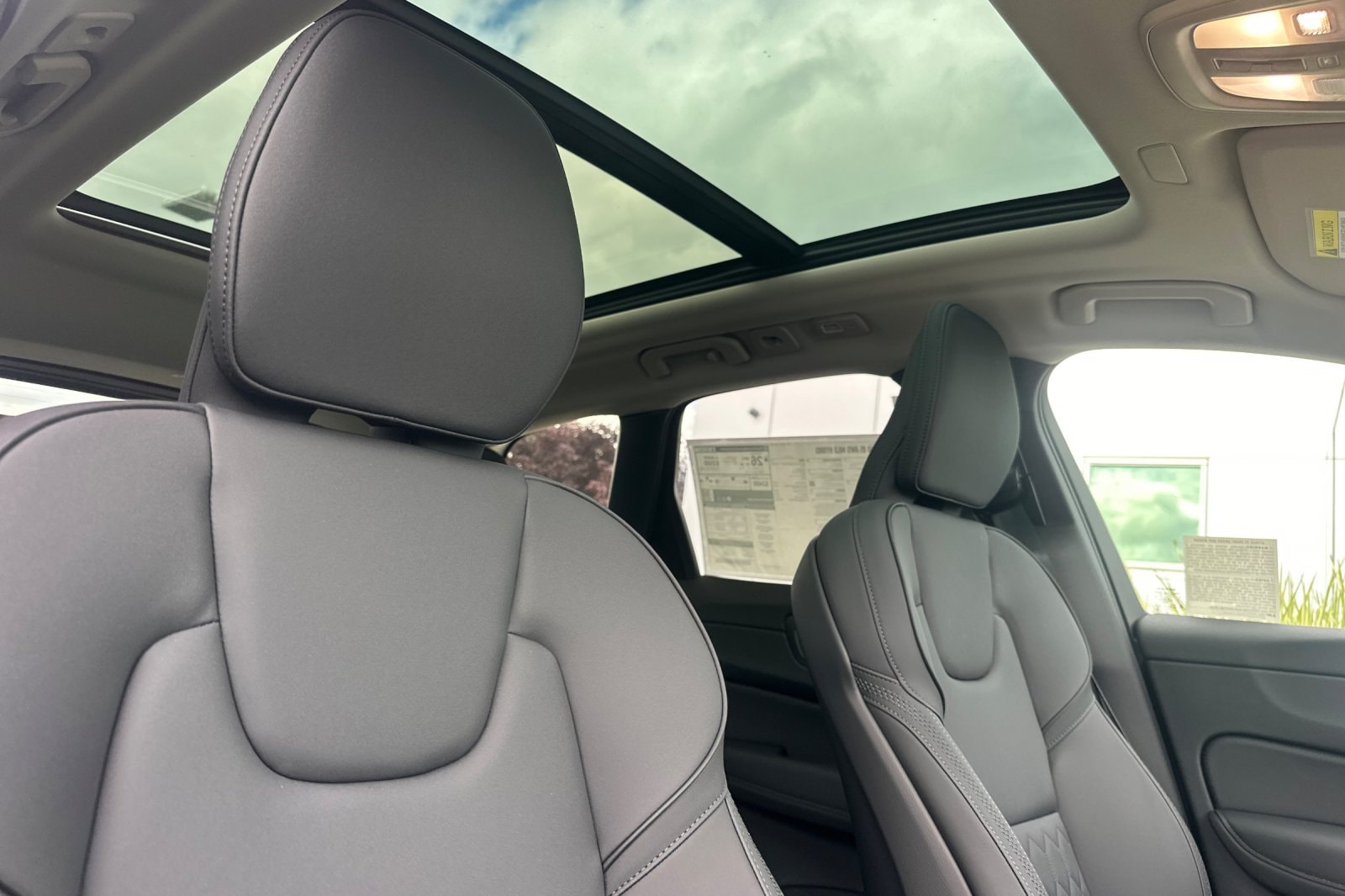 2026 Volvo XC60 Plus - Photo 17