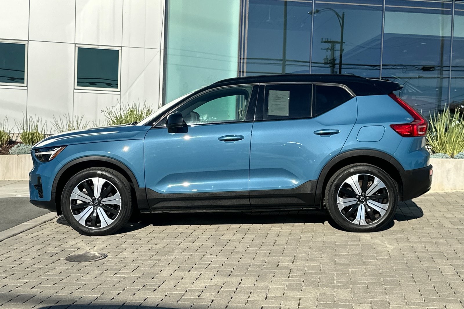 2023 Volvo XC40 Recharge Pure Electric Plus photo 6